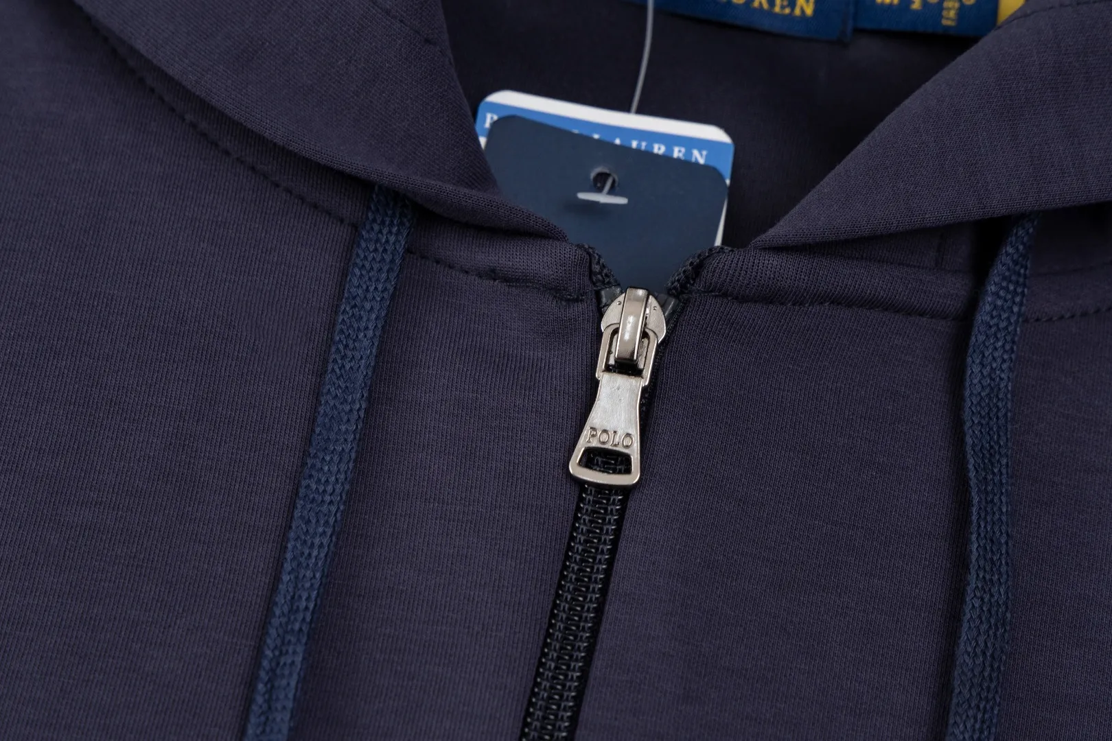 P236 #R95 Ralph Lauren/Ralph Lauren Twelve Color Pony🐎 Embroidered zipper cardigan jacket hooded sweatshirt This hooded sweatshirt is decorated with a simple style that represents Ralph Lauren. It is paired with a pony embroidery pattern, which is three-dimensional and full! The solid color fabric paired with exquisite embroidery instantly sets it off! Hooded sports design, loose and casual fit! The overall texture is very strong! Through the pictures, we can feel the thickness and texture of custom-woven and dyed threads. The workmanship is exquisite. They are shipped from major foreign trade factories. They are all made by masters with many years of experience. Everything is of high standards and requirements! Simple and versatile style ~ super delicate and soft, close to the body without being tied, all fabrics and accessories are original custom-made and of high quality! Perfectly reflects the brand’s sense of superiority! Standard cut, comfortable stretch, unrestricted movement! Highly practical, high-end and classy! Versatile style ~ can be paired with jeans or jogging pants. Ideal for transitioning from your morning commute to weekend events!  Color: Black with red label Black with white label Khaki Navy blue with red label Navy blue with white label White Light gray Dark gray Burgundy Army green Light blue Pink Size: S M L